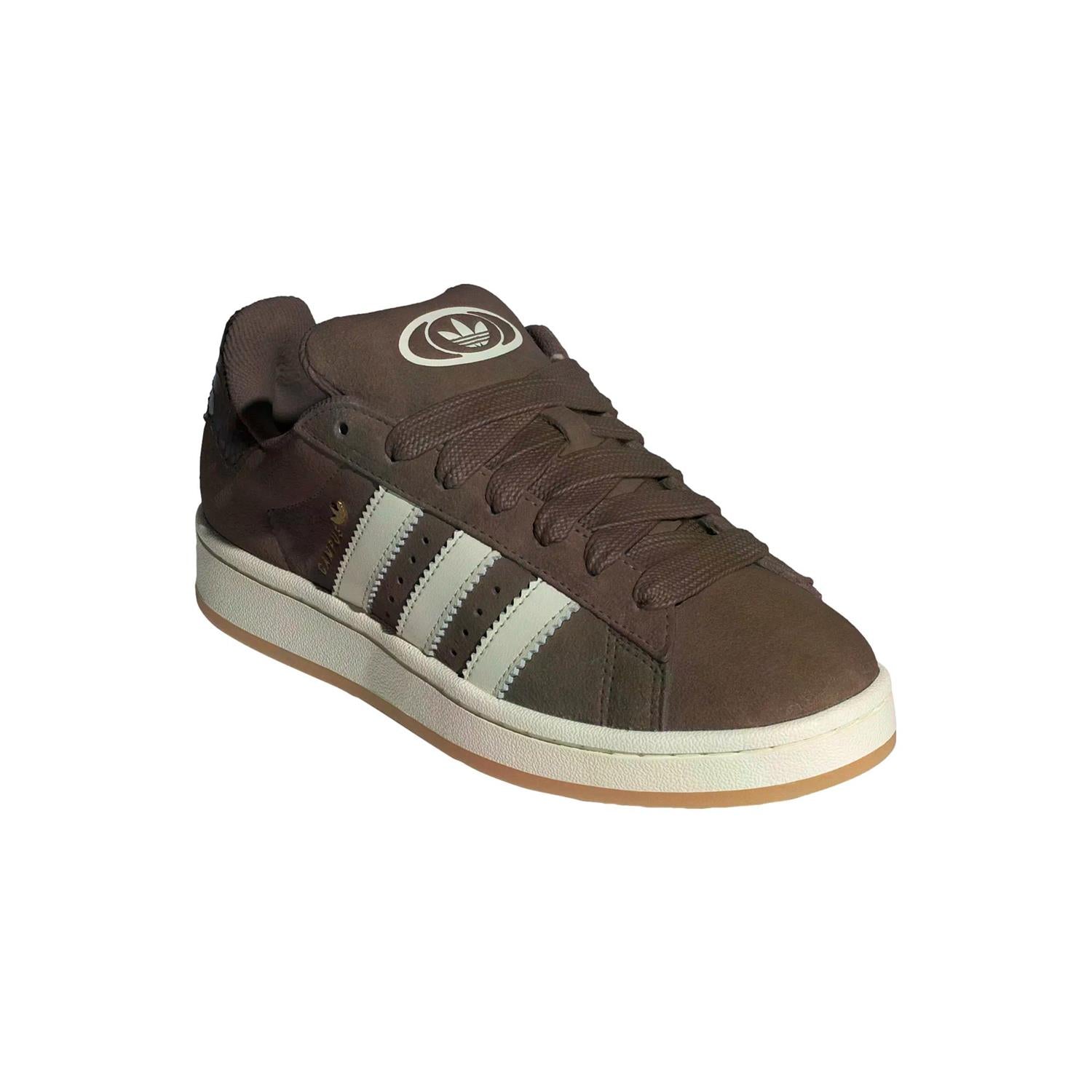 Brune Adidas Campus 00s W sneakers med hvite detaljer og hvit såle, vist på en nøytral bakgrunn.