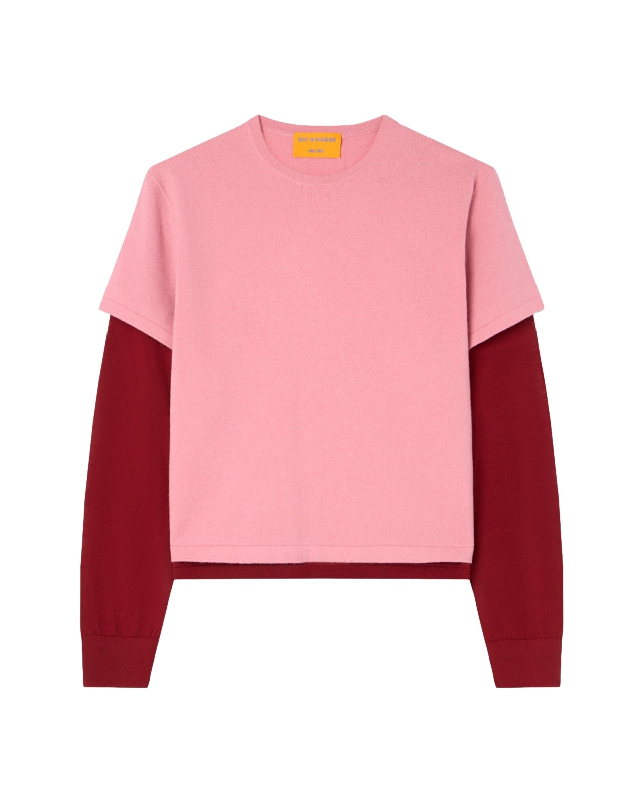 Guest In Residence lagertopp i rosa og rød, vises med mykt stoff og avslappet passform på modell.