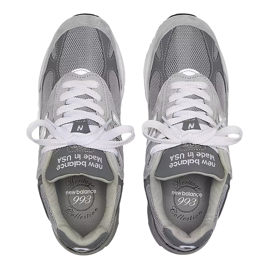 Grå New Balance Made In USA 993 sneakers, vises med fokus på komfortabelt design og klassisk stil.