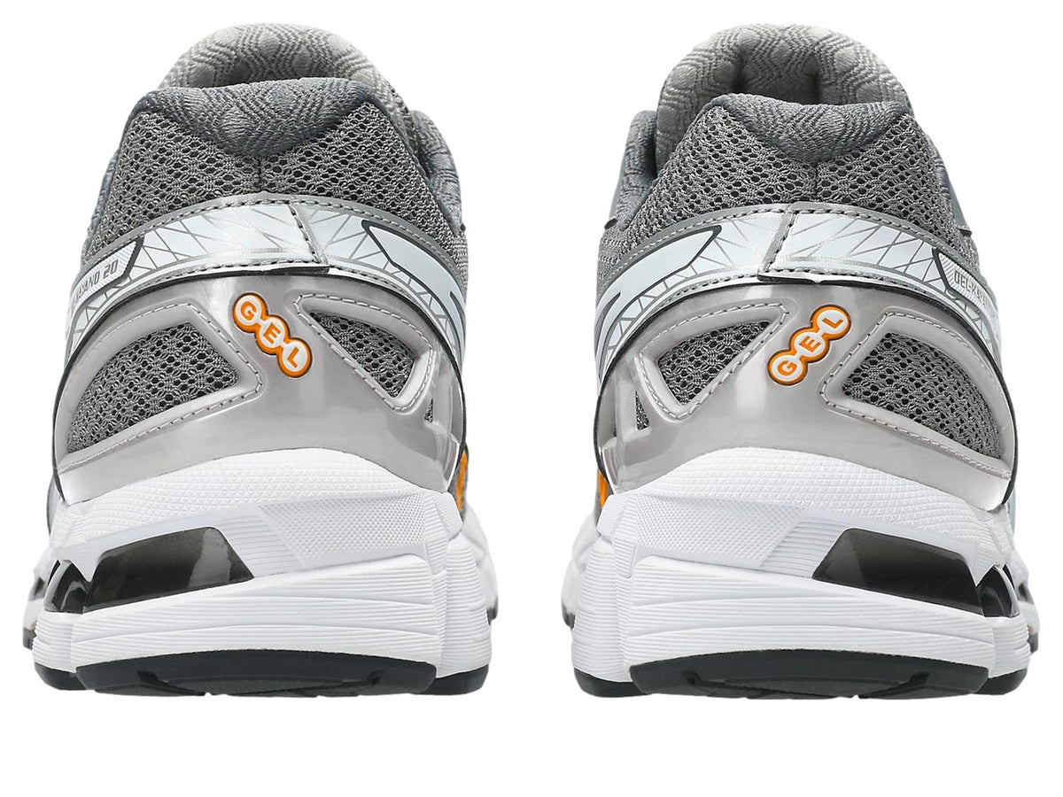 Asics Gel-Kayano 20 løpesko i grå og hvit med oransje detaljer, sportssko for trening og løping, foran og sidevisning