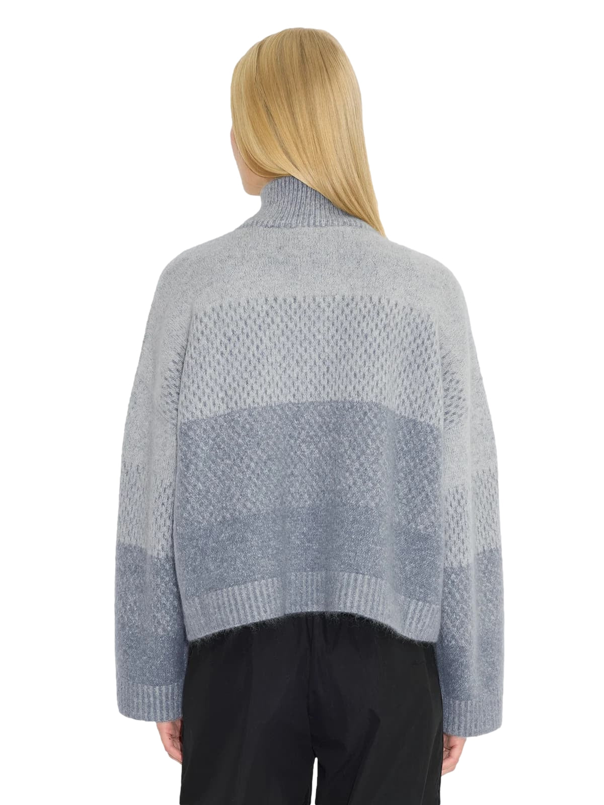 Holzweiler Tine Cardigan i lys blå og gråblå med mykt, strikket design, vist på en modell.
