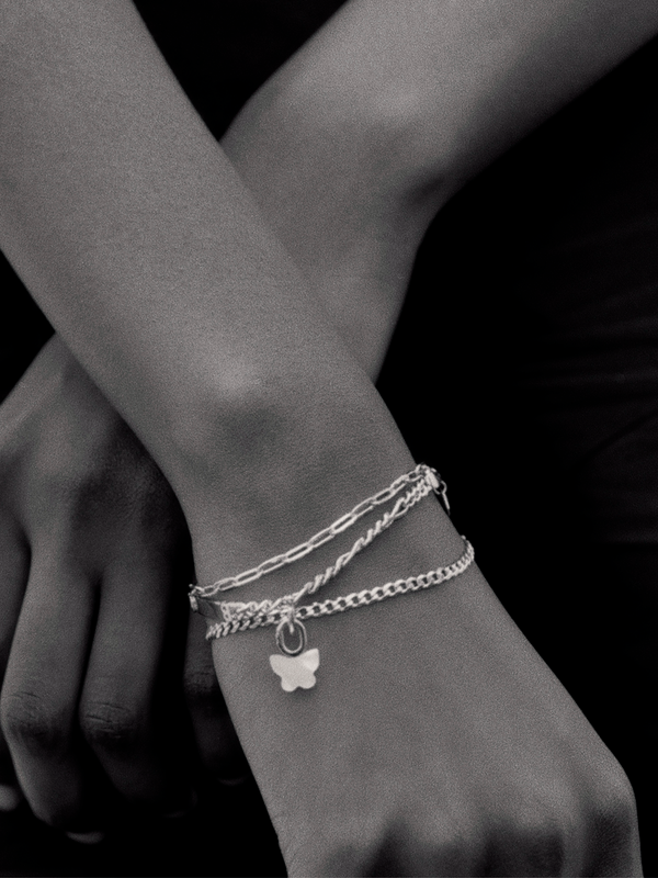 Maria Black Saffi små sølvarmbånd, elegant armbånd med minimalistisk design, synlig i bildet.