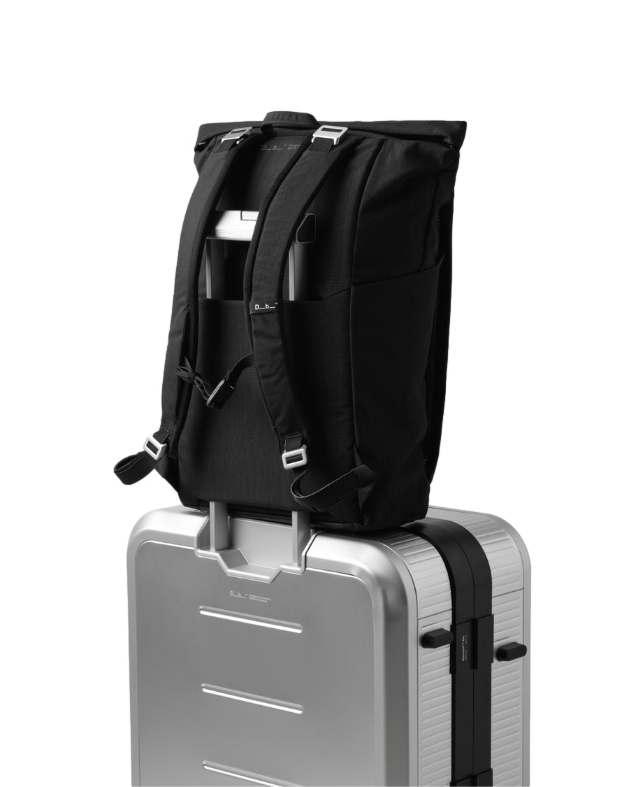Sort Db Entour Backpack 26L sekk med justerbare stropper og romslig hovedrom, designet for komfort og funksjonalitet.
