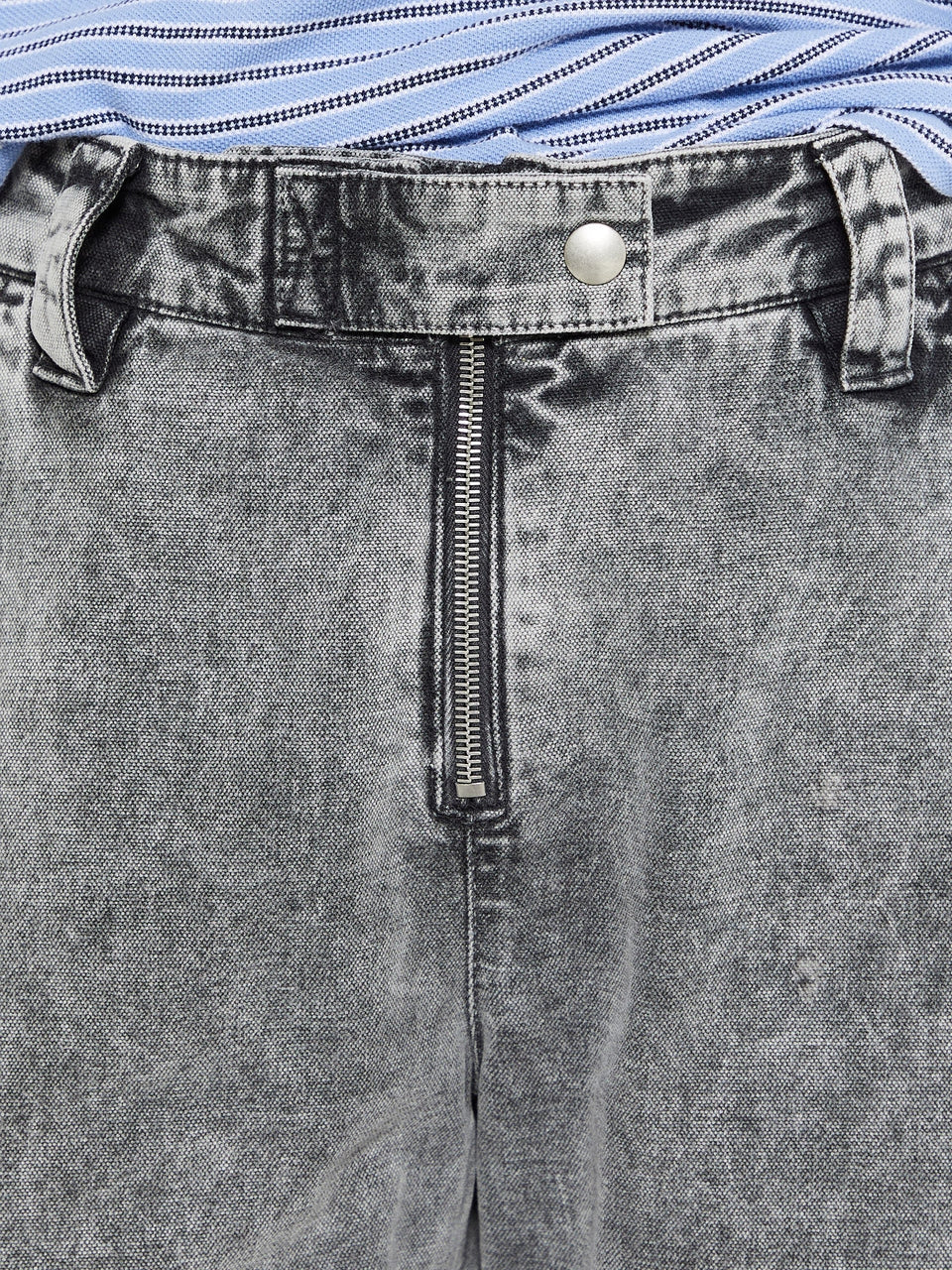 Acne Cargo bukse i grå denim, cargo-stil med lommer, komfortabel passform og moderne design.