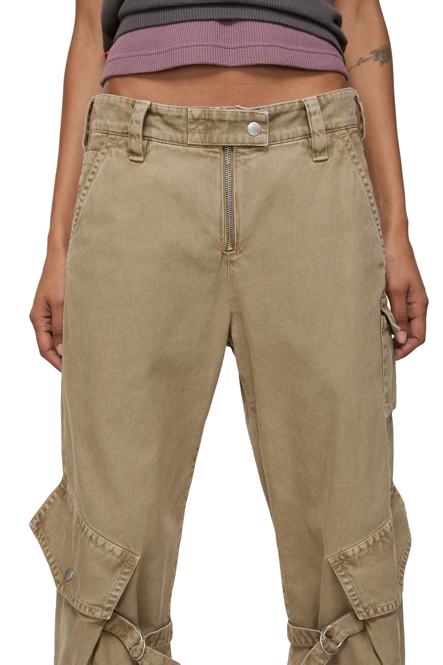 Acne Cargo Bukse i khaki med lommer, casual cargo bukse for menn, synlig med sokkebånd og lommedetaljer.