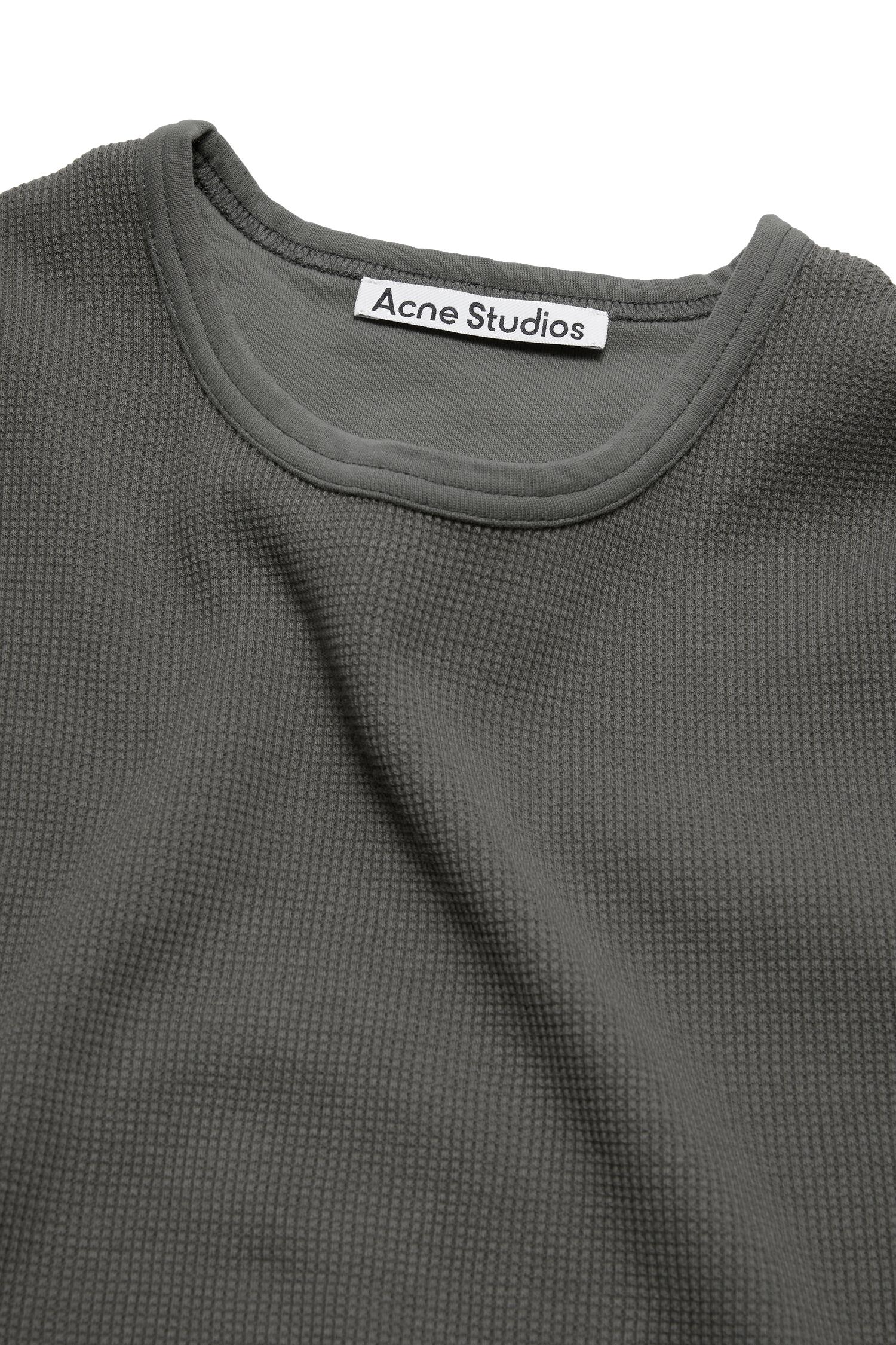 Mørkegrå Acne fitted T-skjorte for menn, nærbilde av bomullsstoff og passform, casual stil.