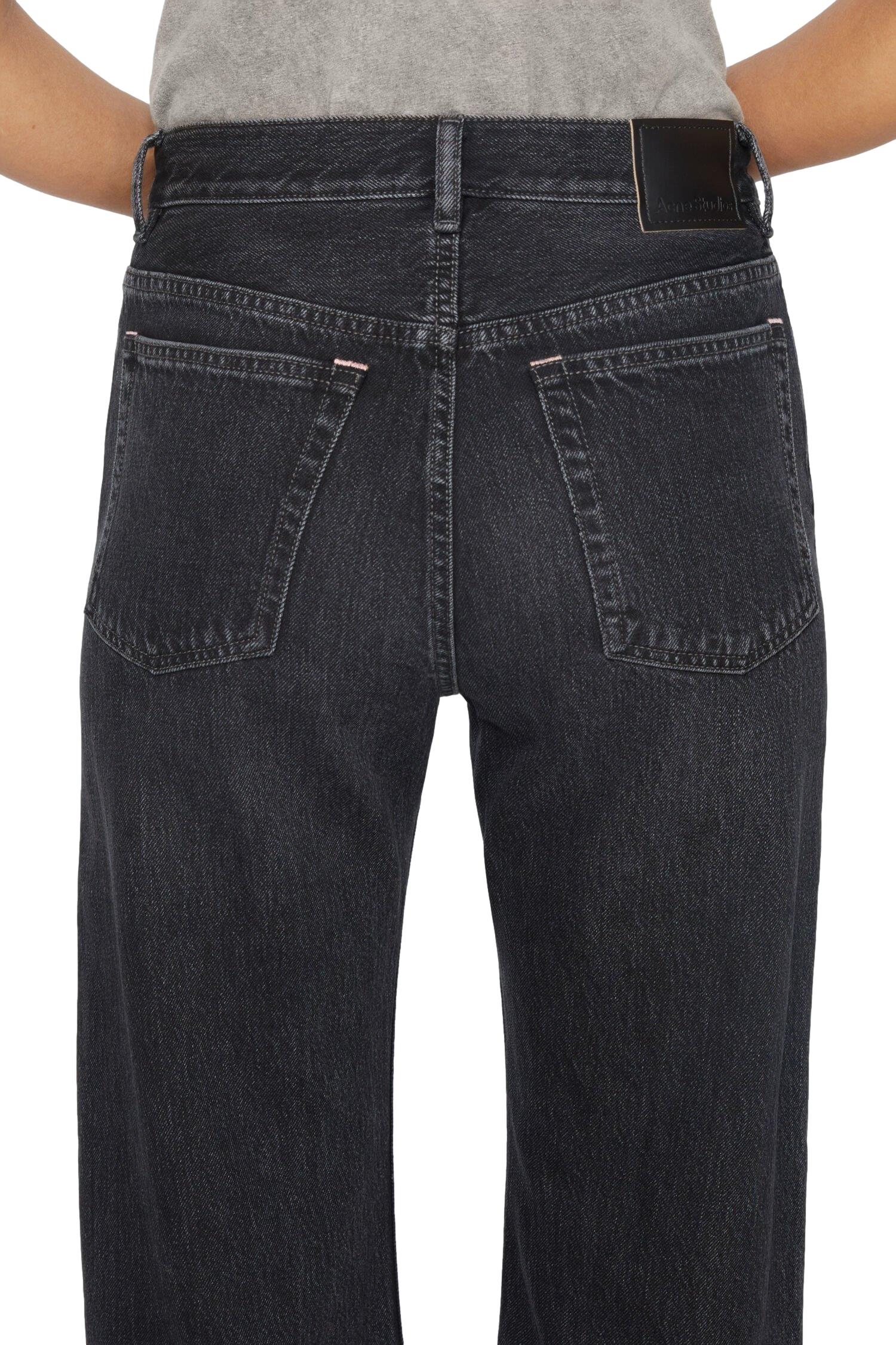 Acne Loose Fit Jeans 2021F i sort, komfortable jeans med løs passform og klassisk design, vist i bilde.