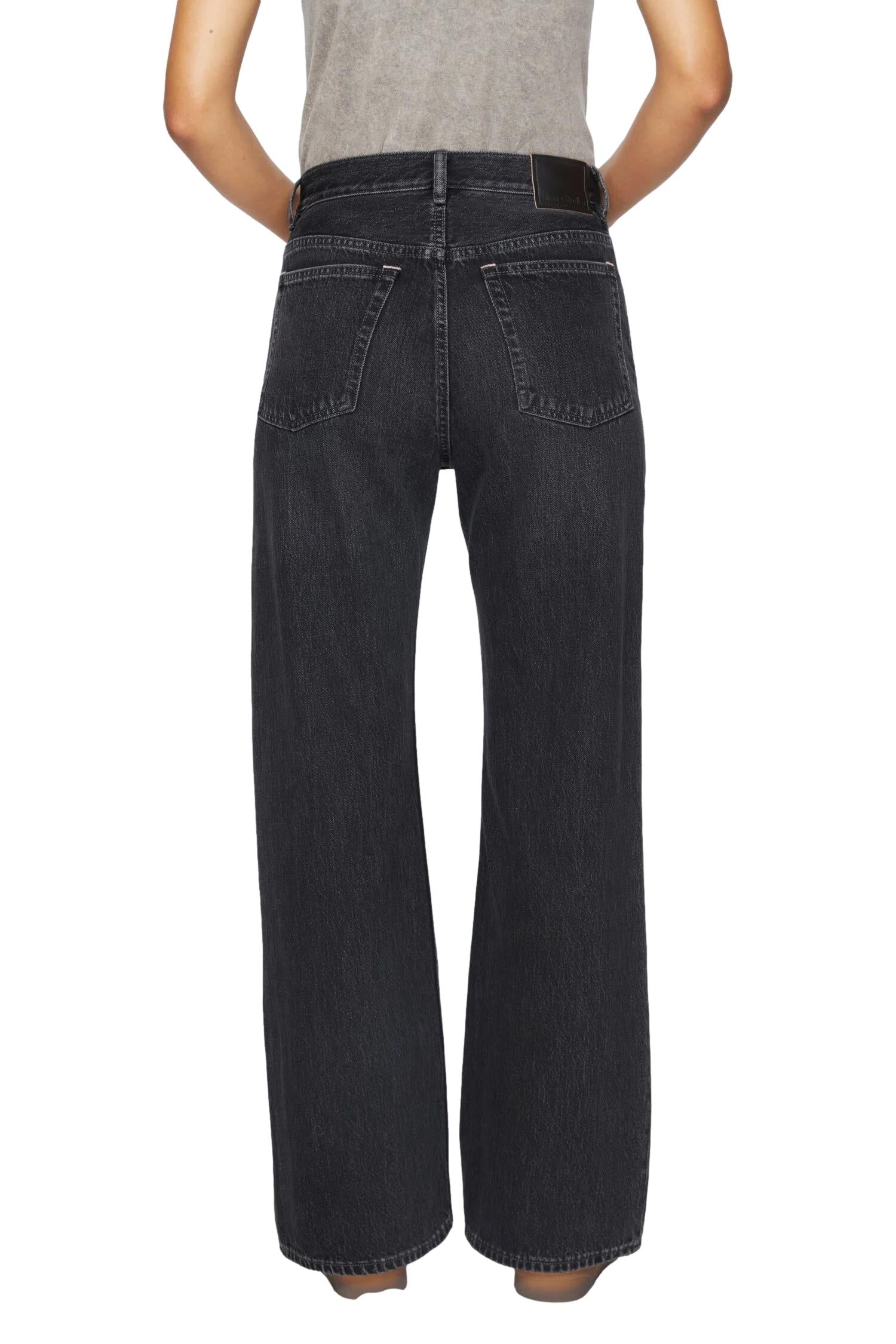 Sorte Acne Loose Fit Jeans 2021F laget av denim, med løs passform og klassisk design, vist på et mannsfigurbilde.