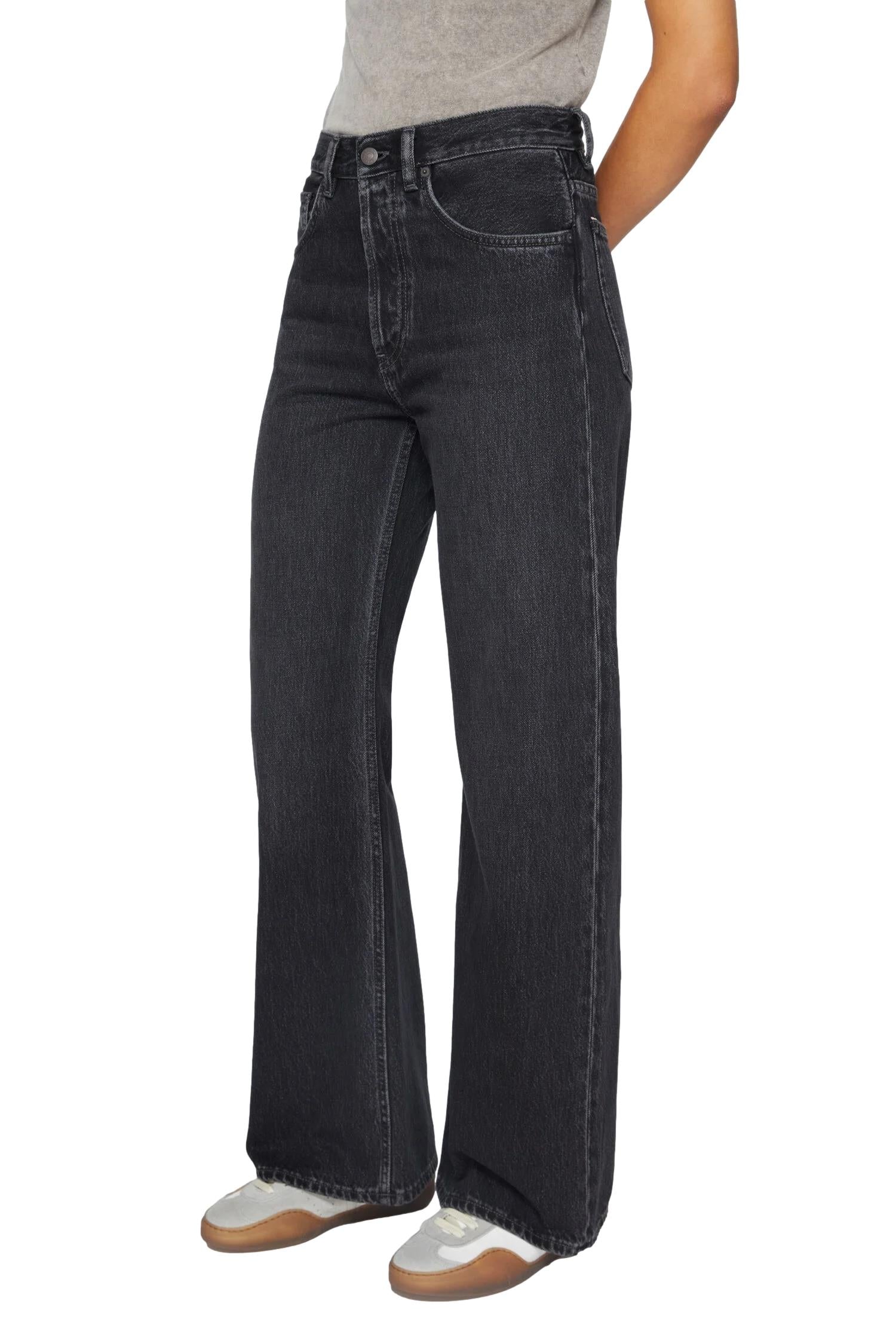 Acne Loose Fit Jeans 2021F i svart, casual jeans med løs passform, synlig midje og klassisk design.