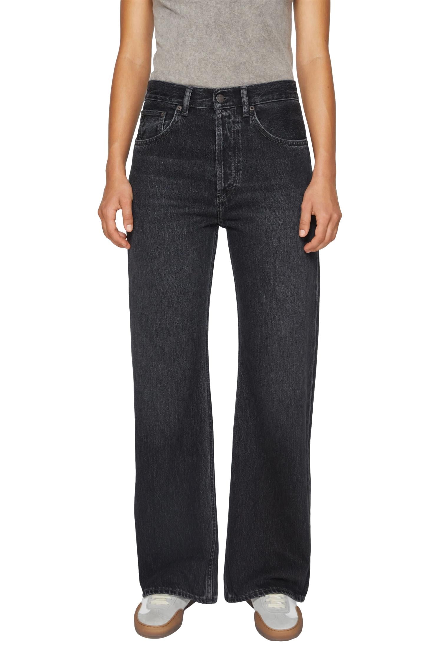 Sort Acne Loose Fit Jeans 2021F, bukser med løs passform og klassisk design, synlig i bildet.