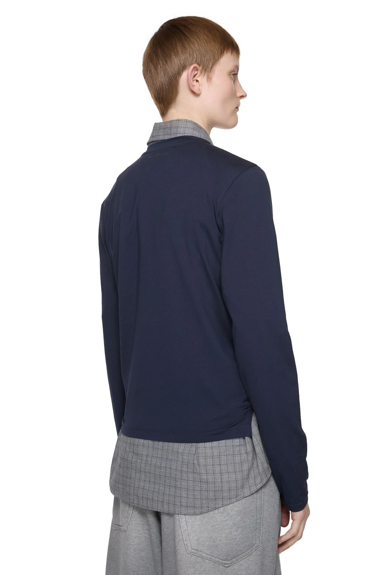 Mørkeblå Acne langermet genser med regular fit og rund hals, vist på modell. Komfortabel og stilfull for hverdagsbruk.