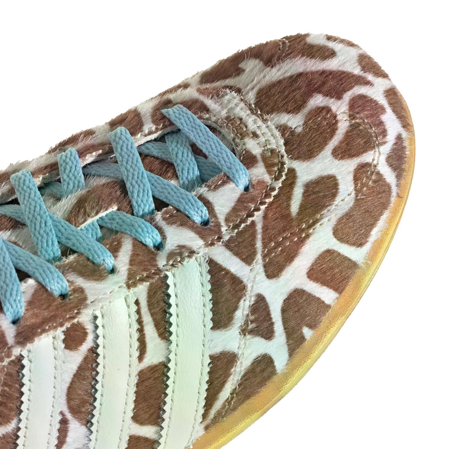 Beige Adidas Gazelle Lo Pro W sko med mønster for kvinner, lissesko med klassisk design og logo.