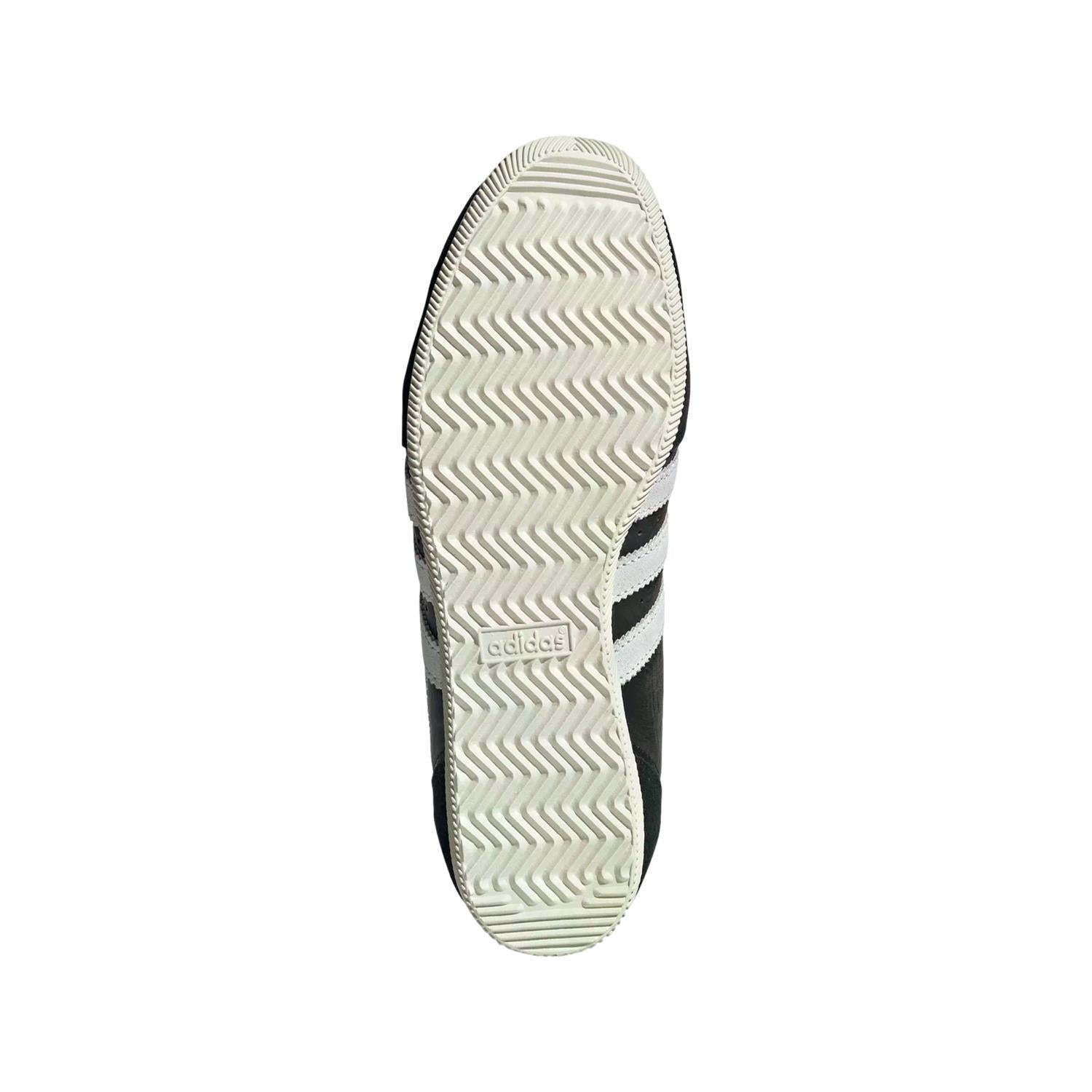 Sort Adidas Japan W IH5490 sko med hvit detalj, ligner sportsko med komfortabel design og moderne utseende.