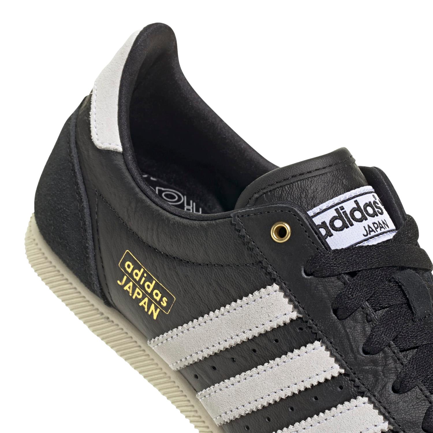 Sort Adidas Japan W IH5490 sko vist fra siden, med lissesåle og sportslig design.