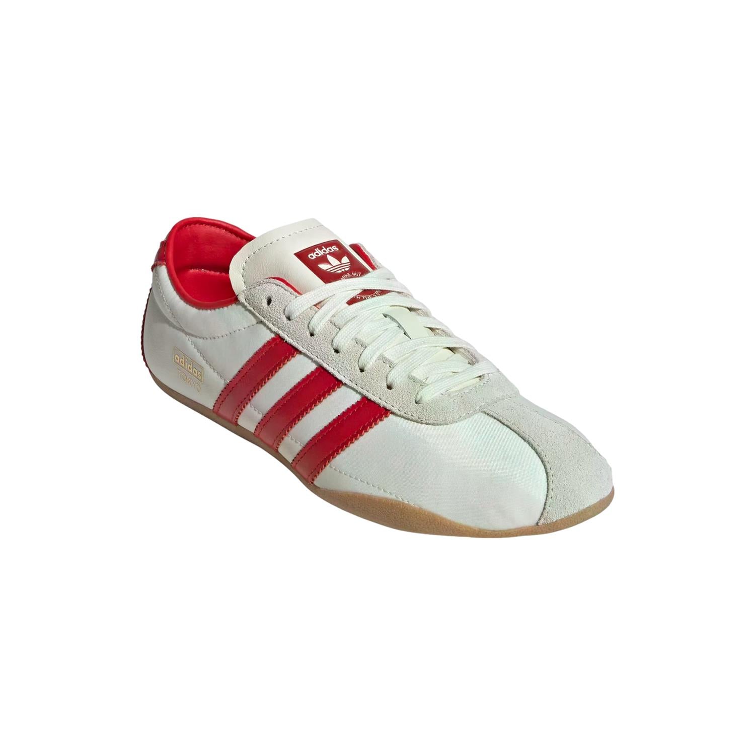Hvite og røde Adidas Tokyo JI3300 sko med sporty design, synlige på en flat overflate.