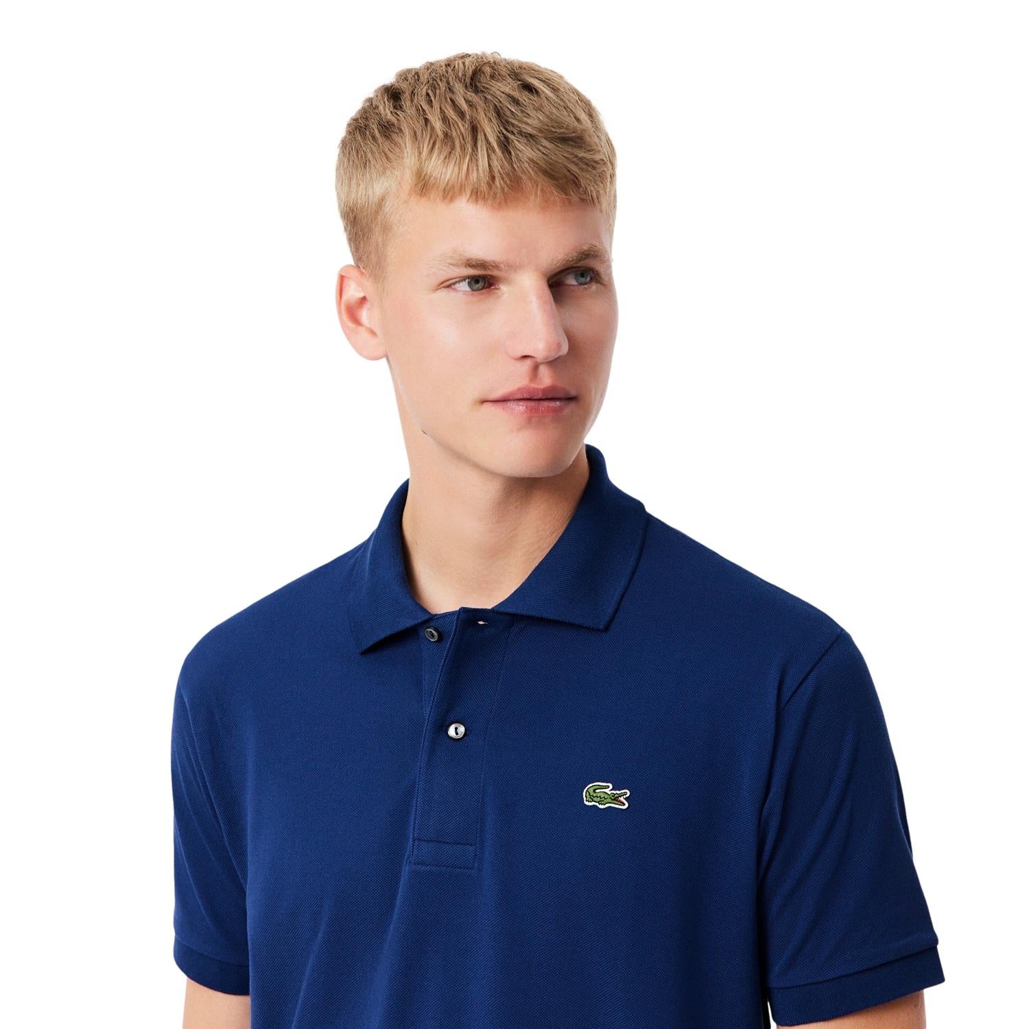 Lacoste klassisk fit original polo T-skjorte i marineblå, bomulls-T-skjorte med Lacoste-logo og knappekant.