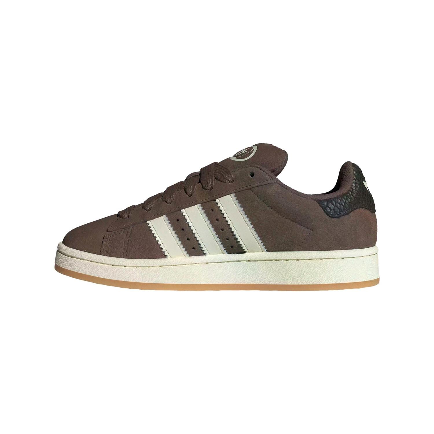 Brune Adidas Campus 00s W sko med klassisk design, synlige lissesystemer og hvit såle, passende for urbane antrekk.