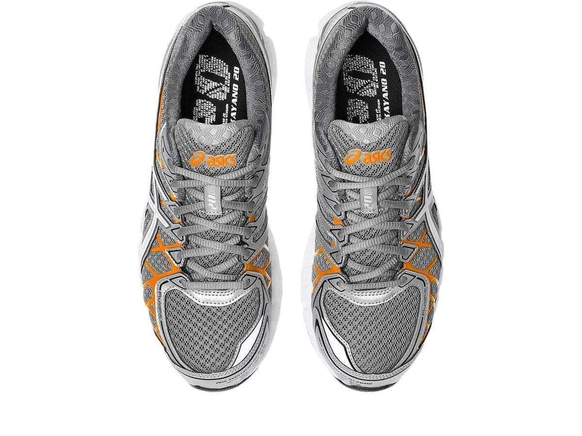 Asics Gel-Kayano 20 løpesko i grå og hvit med oransje detaljer, vises med fokus på design og farger.