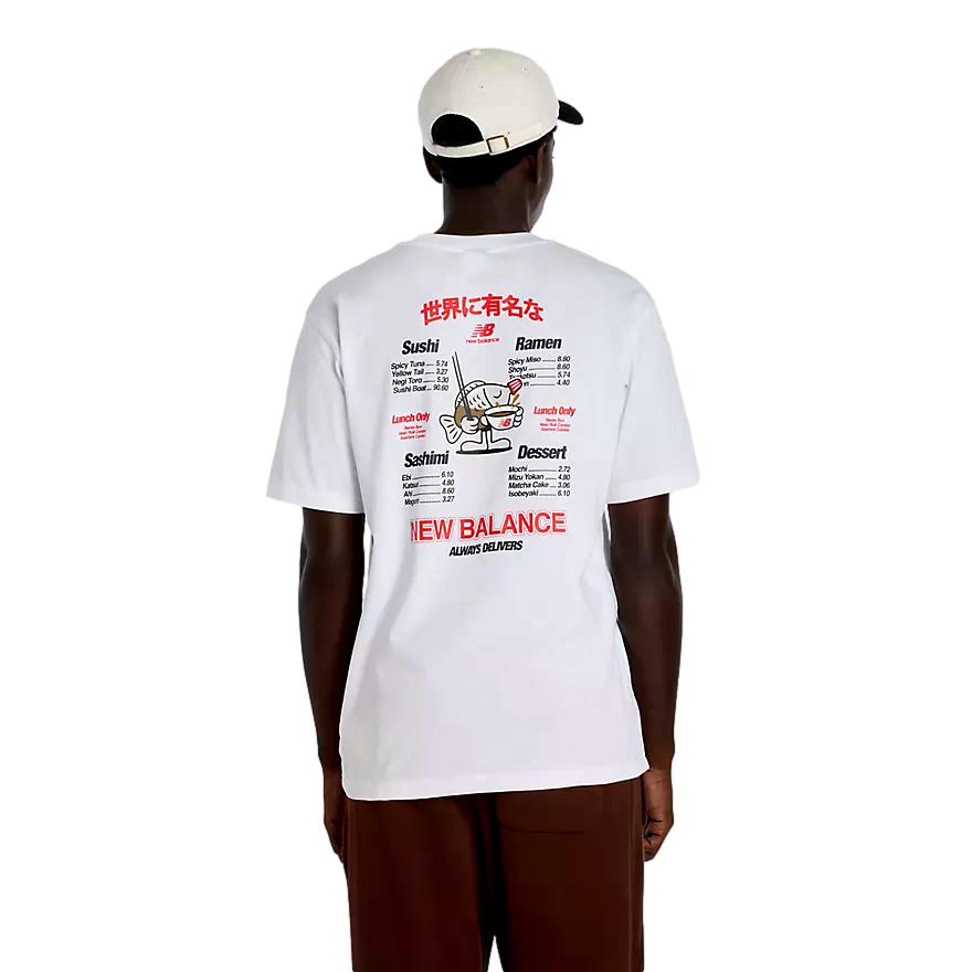 Hvit New Balance Ramen T-skjorte med grafisk design, myk bomullsstoff og avslappet passform, sett fra front.