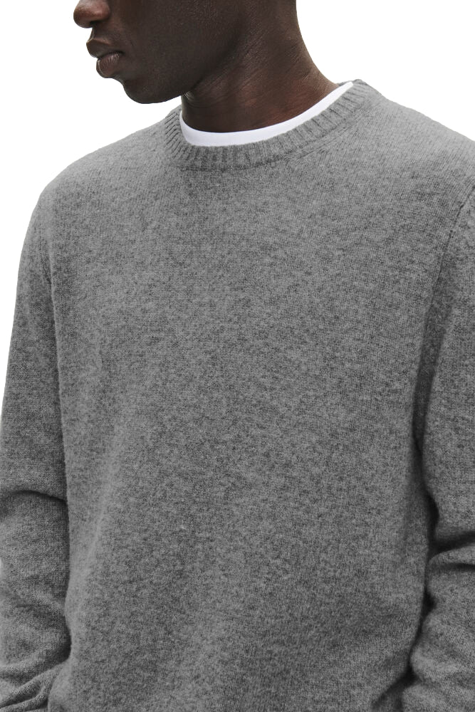 Grå Wood Wood WW Tal Crew Neck genser, nærbilde av myk bomullsgenser med rund hals og logo-trykk foran.