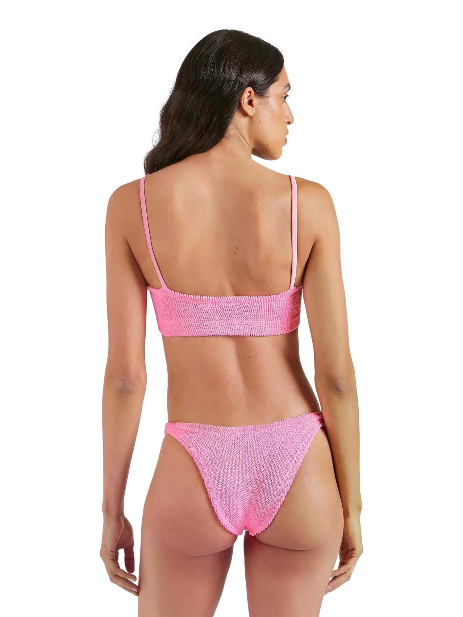 Hunza G Gigi bikini i rosa med bubblegumfarge, myk og strikket badetøy, vist på modell foran hvit bakgrunn