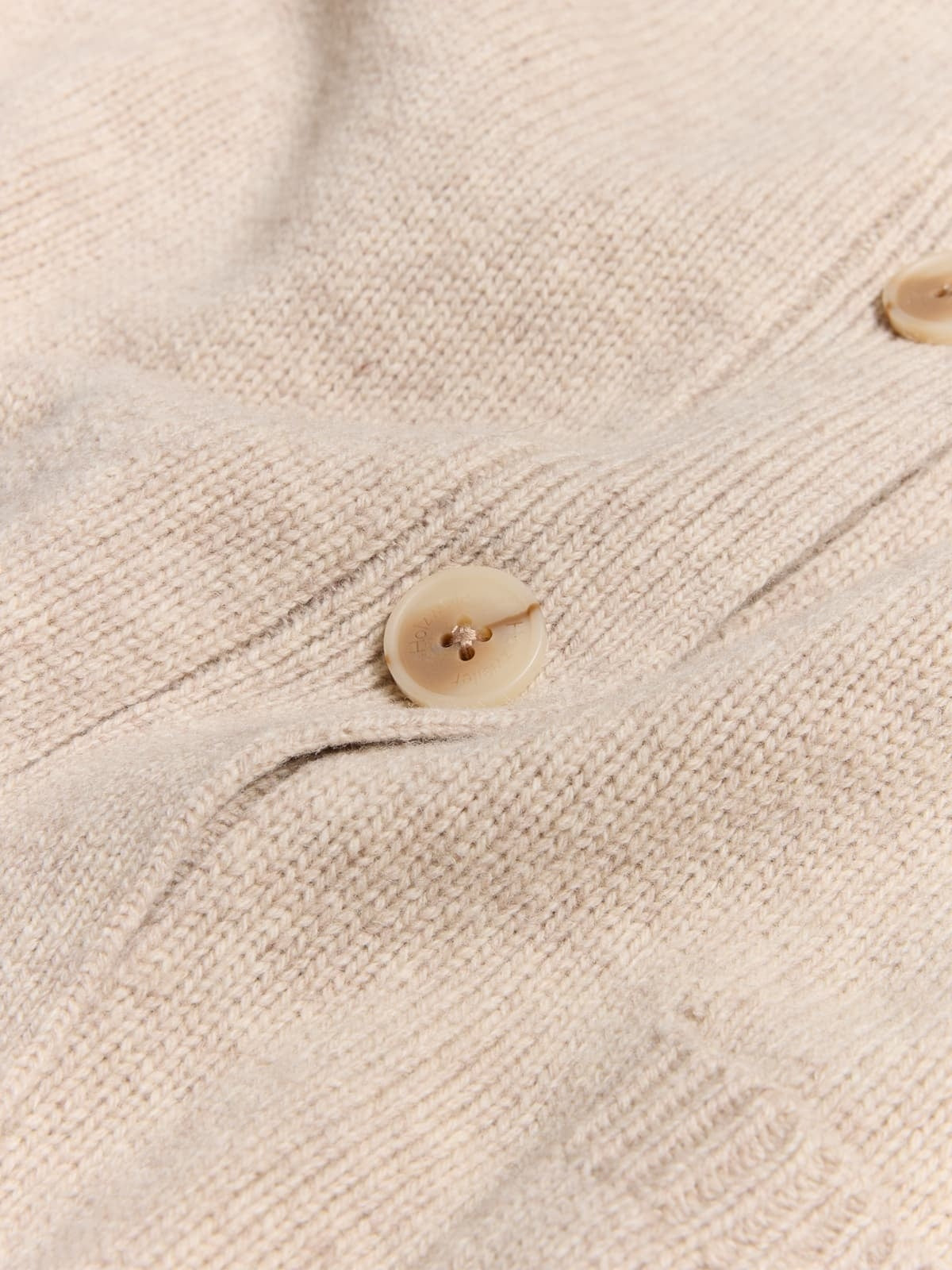 Holzweiler Julia Wide Cardigan i beige, myk genser med bred passform og lange ermer, vist på en modell.