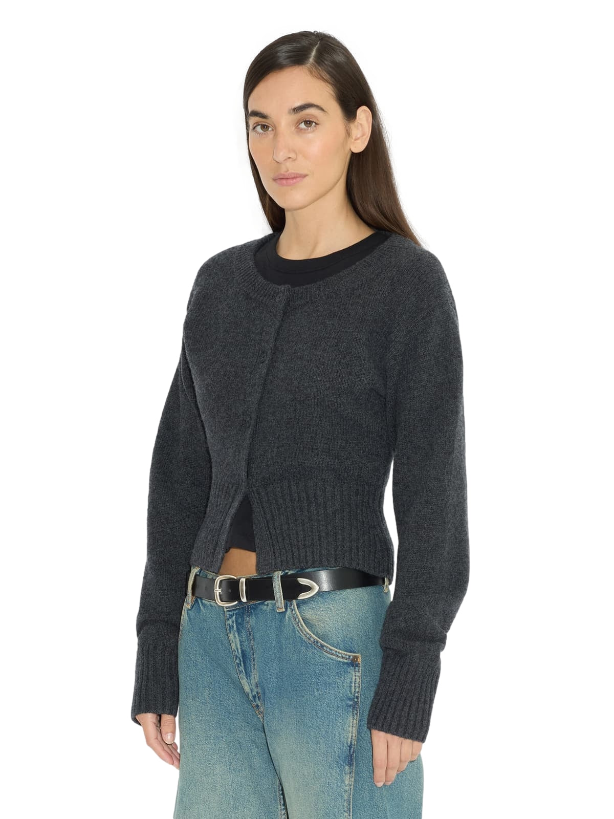 Holzweiler Julia cropped cardigan i mørkegrå, nærbilde av genser med ribbestrikk og kort passform.