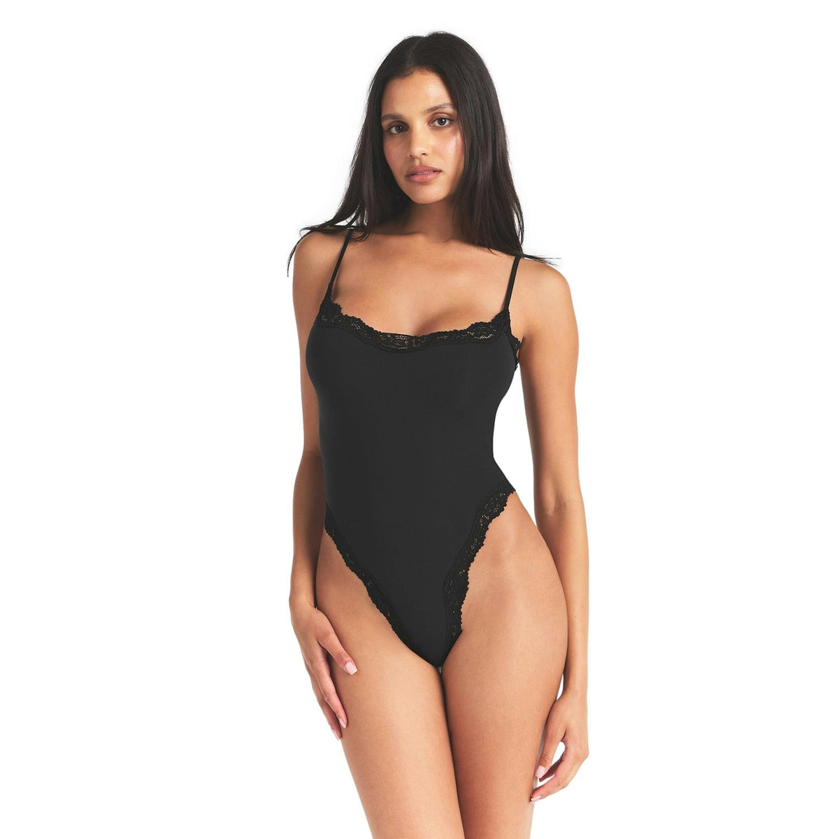 Sort SKIMS Fits Everybody Lace Cami Body med fin blonder og tettsittende passform, vist på modell.