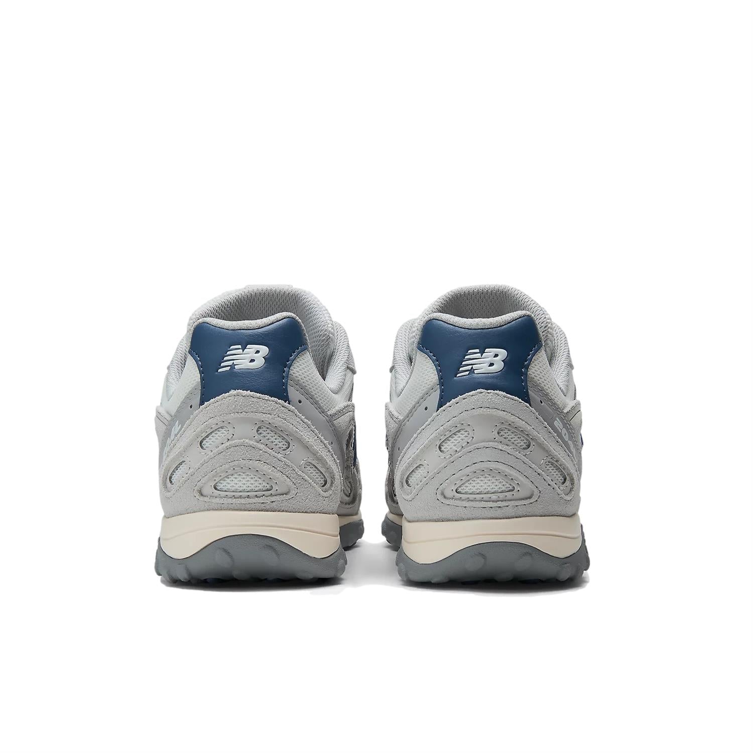 Grå New Balance 204L 4HH Raincloud sko med komfortabel design og vanntett materiale, vist på en modell.