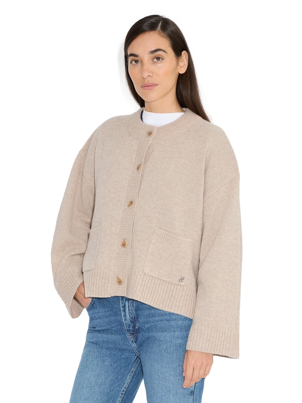 Holzweiler Julia Wide Cardigan i beige, myk genser med løs passform og ribbestrikket design, vist på modell.