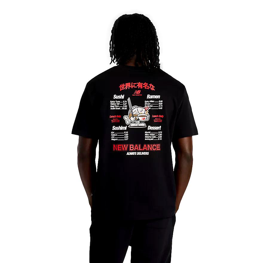 Sort New Balance Ramen T-skjorte med grafisk design, mykt bomullsstoff og avslappet passform.