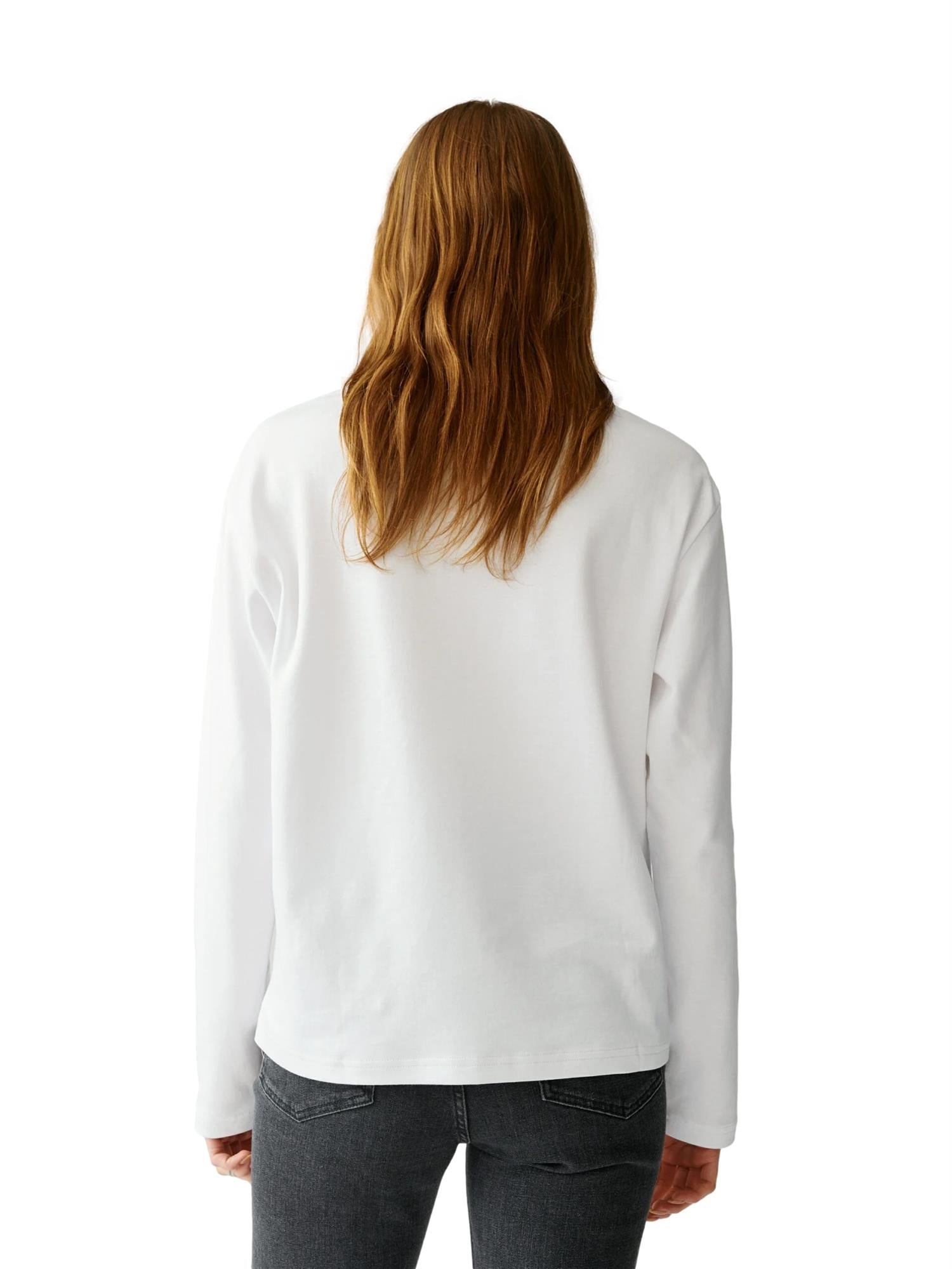 Julie Josephine Annie langermet topp i hvitt, komfortabel og stilfull, med mykt stoff og enkel design.