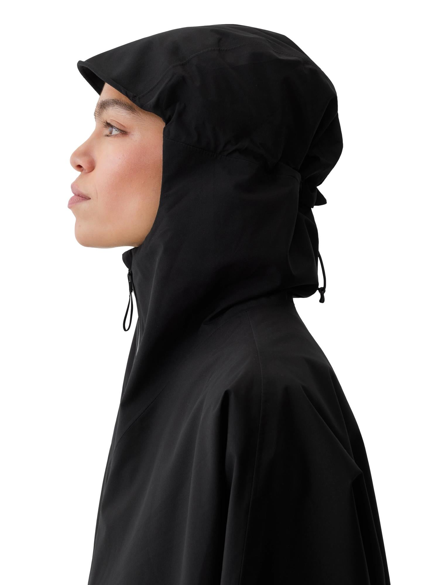 Blæst Aalesund Poncho Black Jakke Sort - modostore.no
