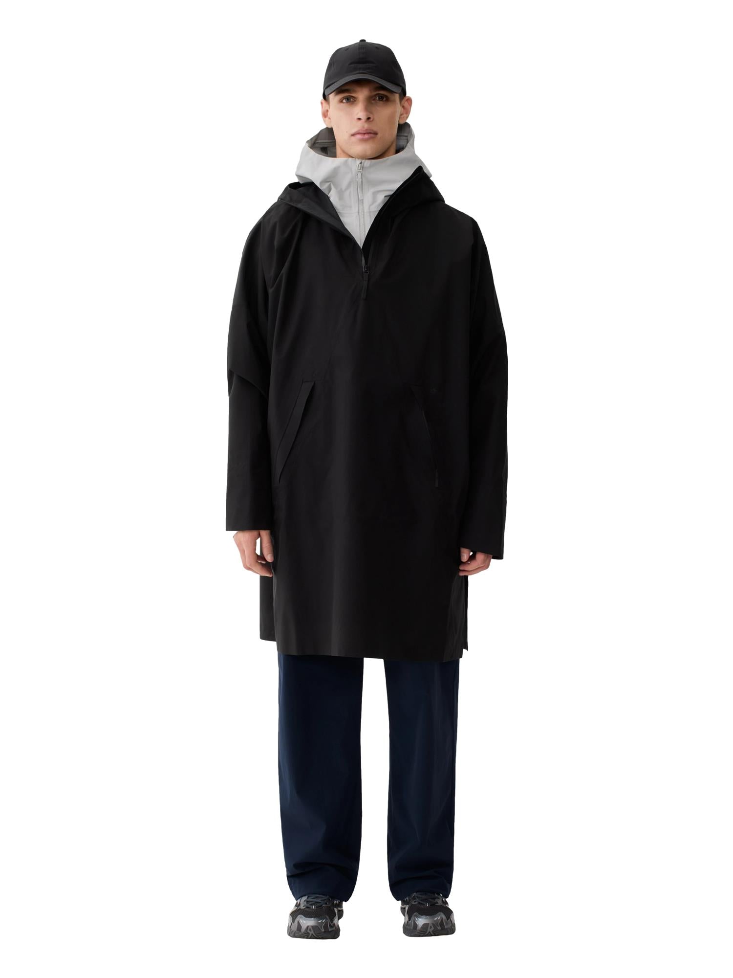 Blæst Aalesund Poncho Black Jakke Sort - modostore.no