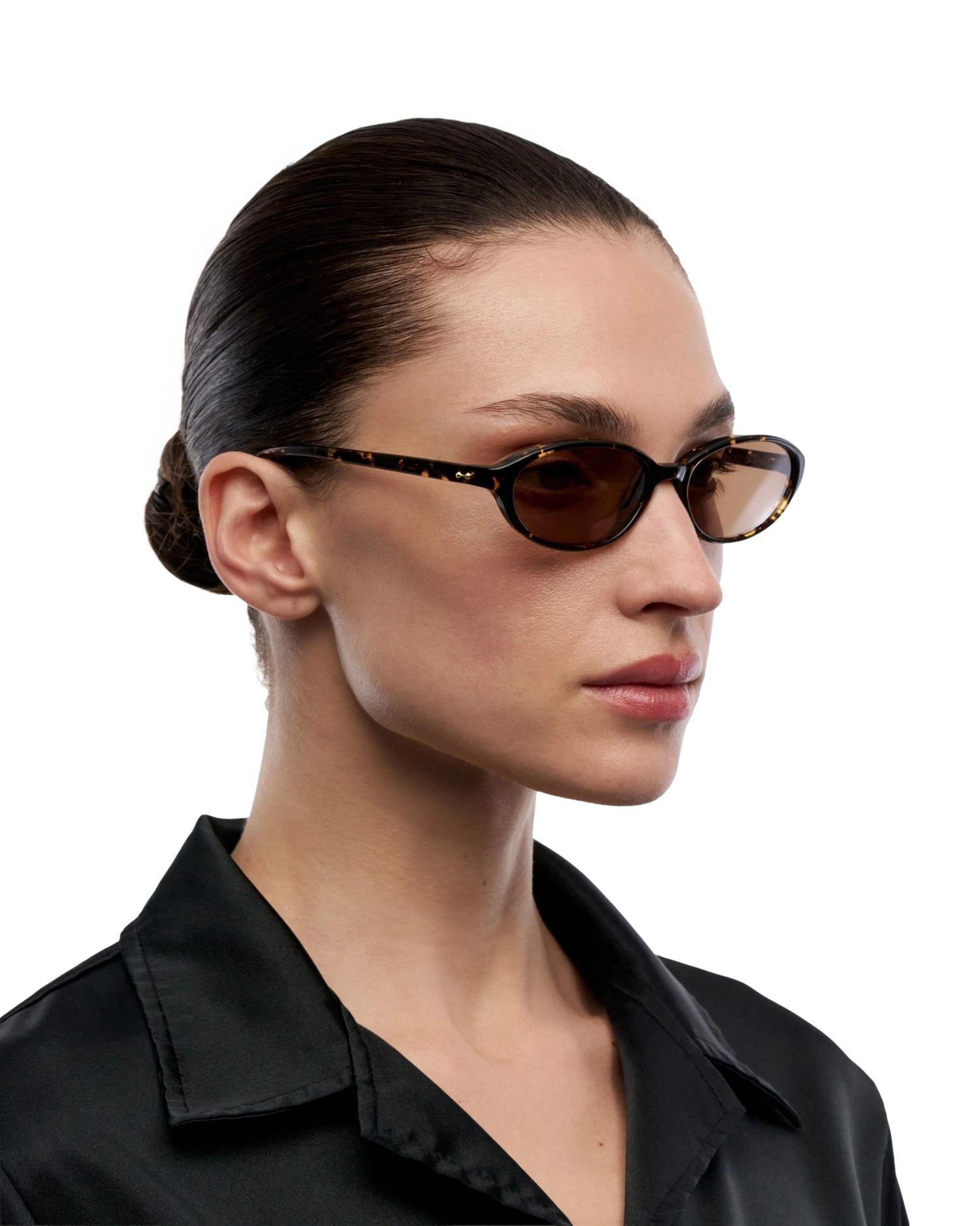 Chimi Eyewear ellipse solbriller i tortoise-brun med melert mønster og runde rammer.