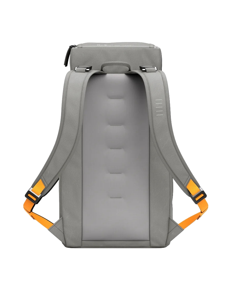 Douchebags DB Hugger Backpack 25L Sand Grey Sekk Grå - modostore.no