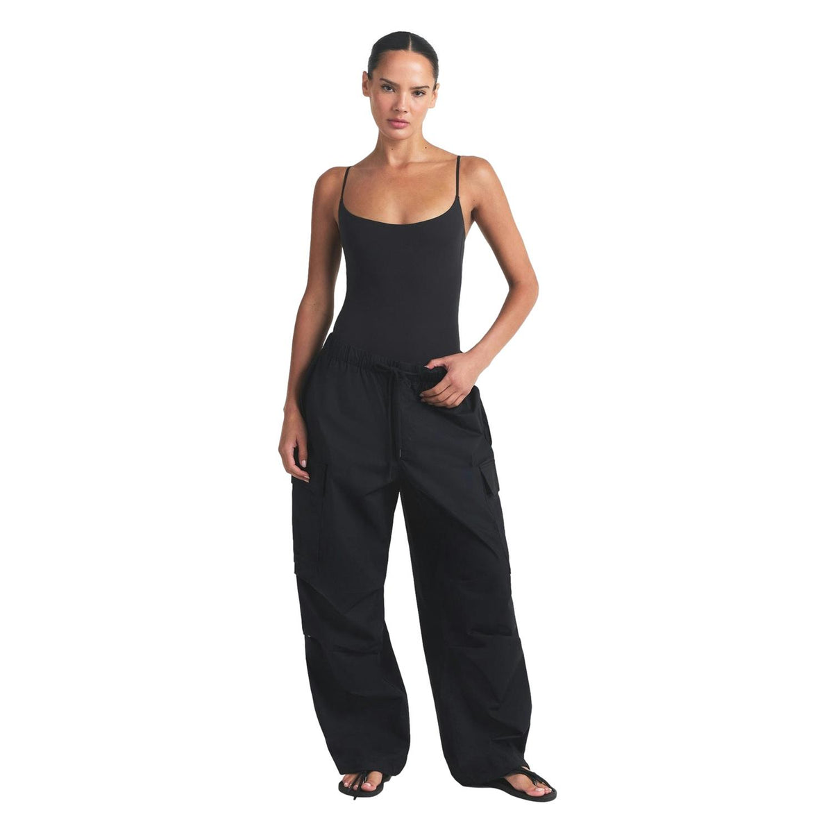 SKIMS Fits Everybody Cami Thong-bodysuit i sort, ermeløs body med smale stropper