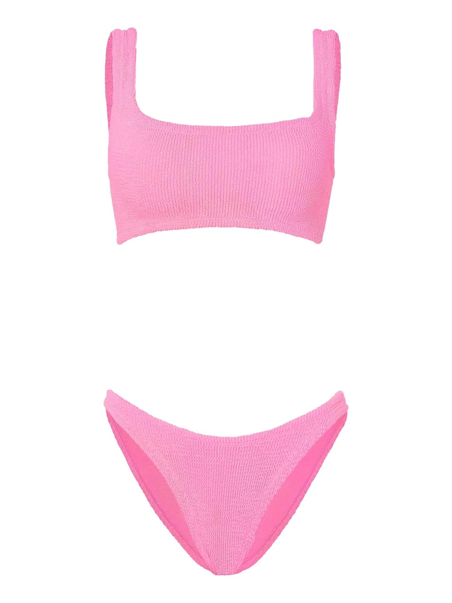 Hunza G Xandra bikini i rosa, Bubblegum farge, vises på modell, med tettsittende, strikket design og klassisk bikinihals.