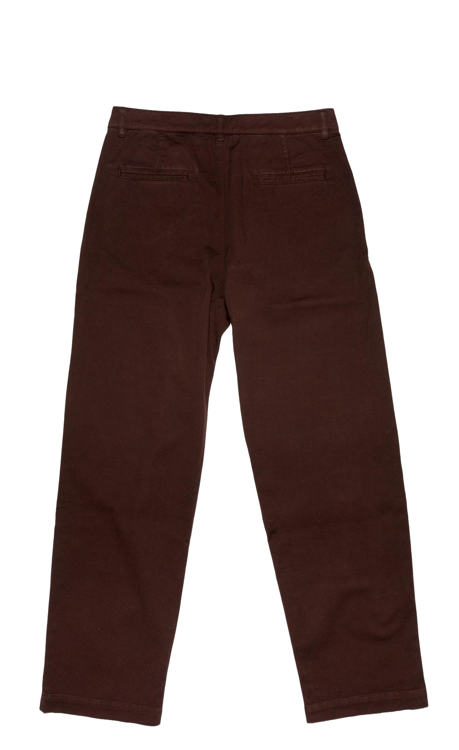 Furore Aaron Brun bukse, komfortabel jeans med klassisk passform og synlige sømmer, vist på modell.