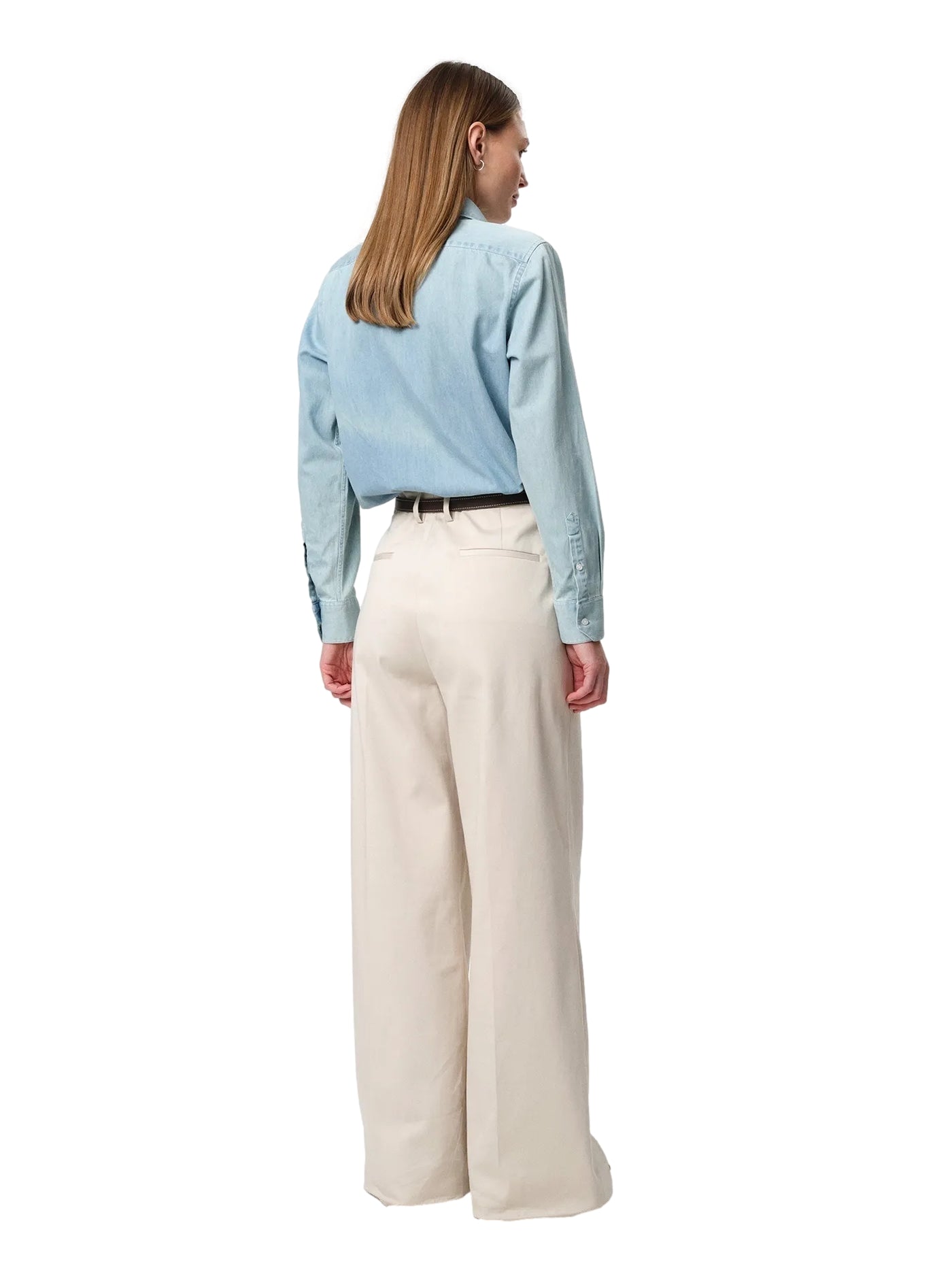 Lyseblå Julie Josephine Liv denim skjorte med knappestolpe og klassisk krage, vist på modell.