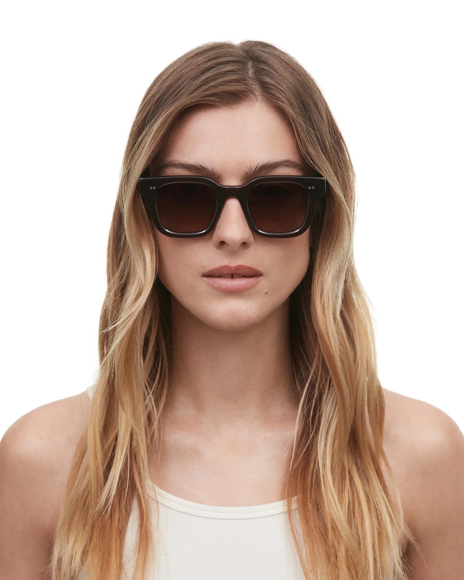 Chimi Eyewear 04 Brun solbriller med brunt rammedesign og solbeskyttelsesglass, stilfullt tilbehør for solfylte dager