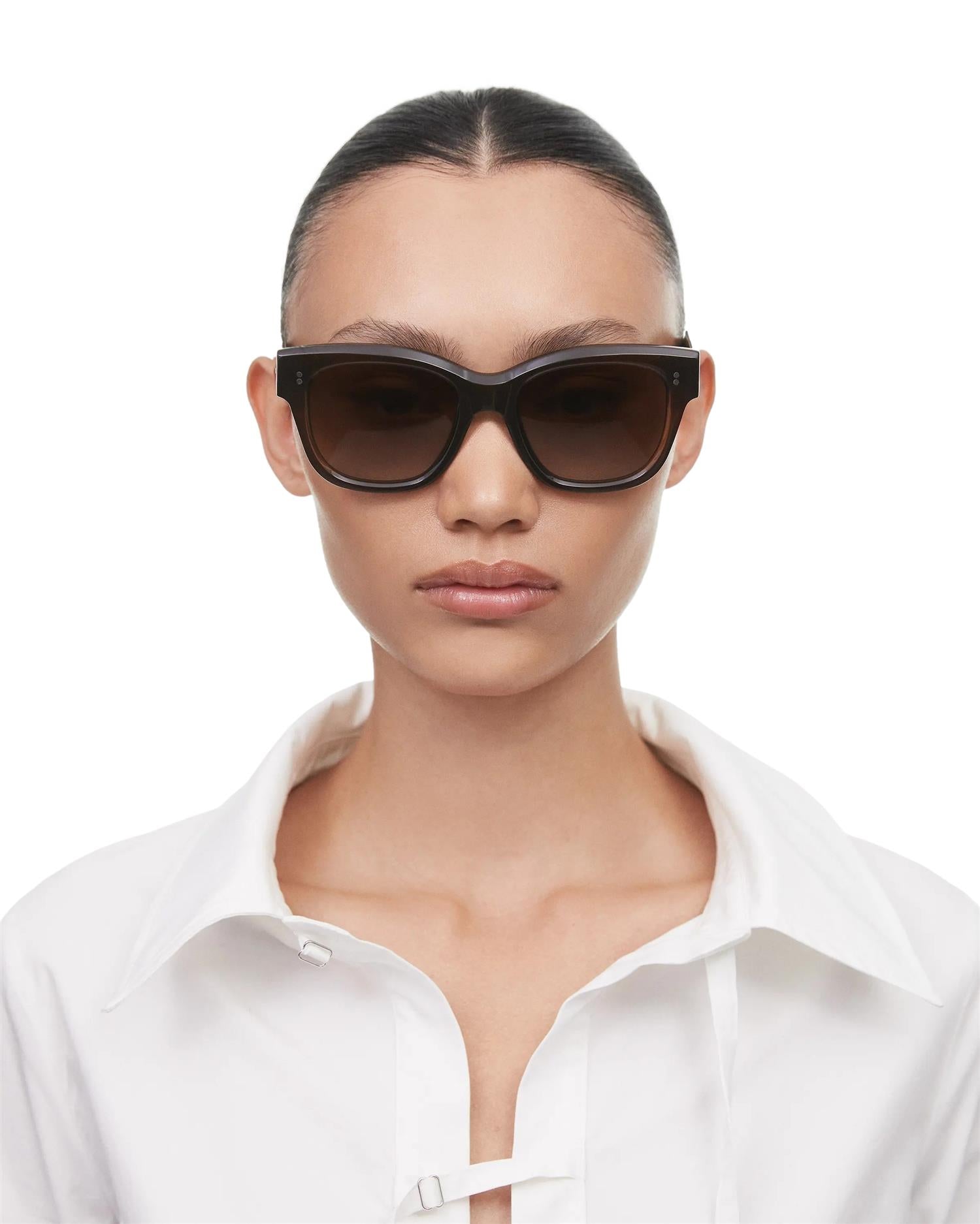 Chimi Eyewear 07 brune solbriller med solglans og rammekant i brunt, stilige og trendy solbriller for solfylte dager