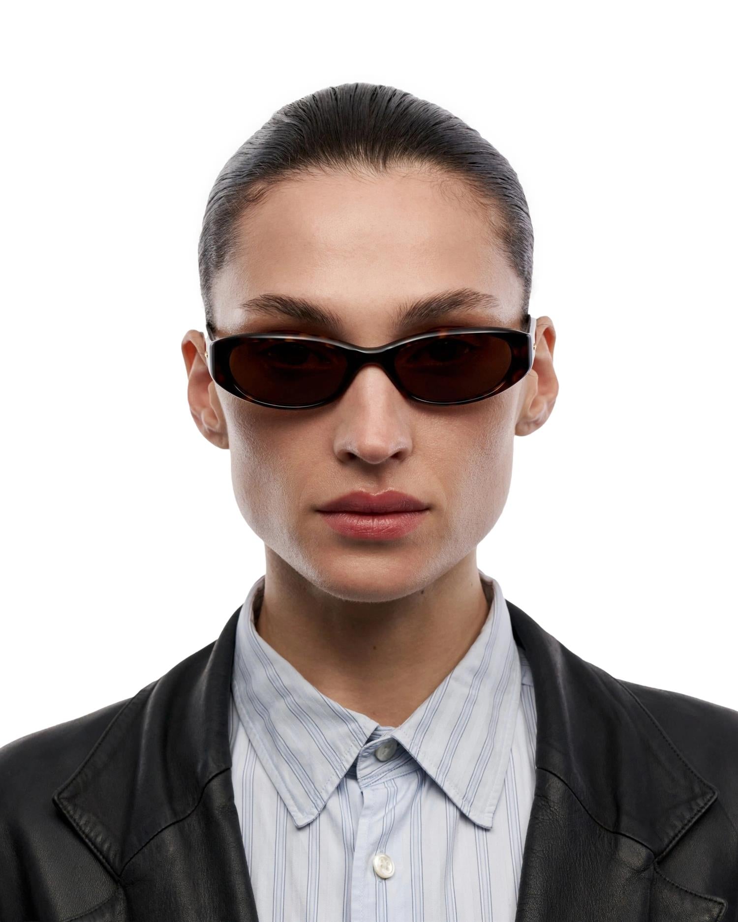 Chimi Eyewear Dele Terra Tortoise solbriller med brune rammer og mørke glass, stilfullt design og unike mønster.