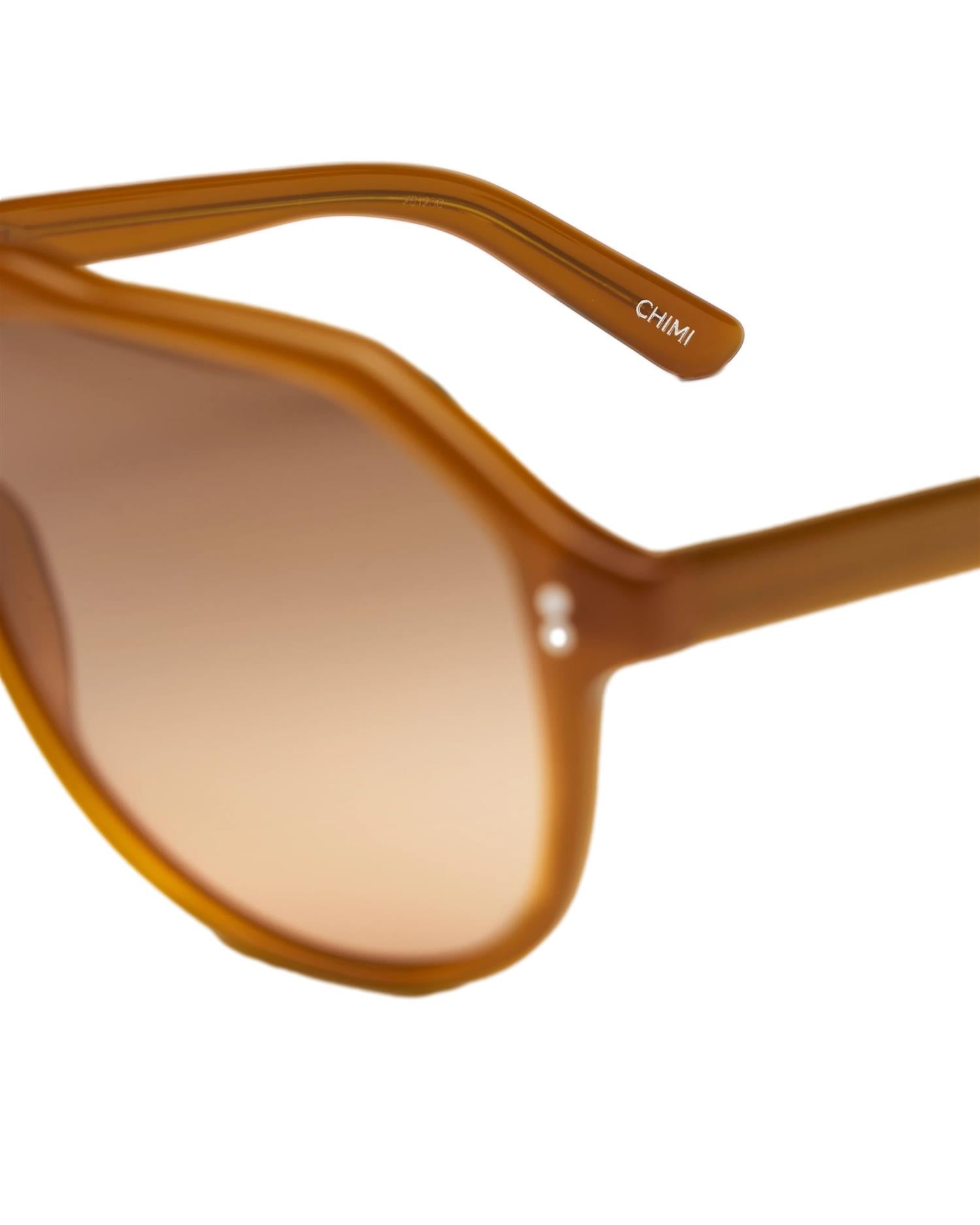 Chimi Eyewear Sally Amber Honey solbriller med oransje ramme og solbeskyttelse, stilfullt og trendy for utendørs bruk.
