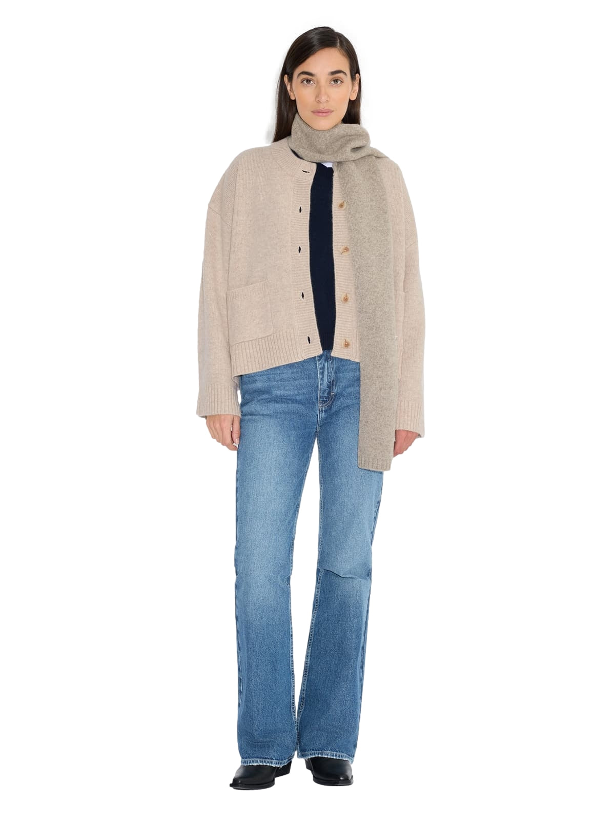Holzweiler Julia Wide Cardigan i beige, myk genser med bred passform og elegante detaljer, vist på bildet.