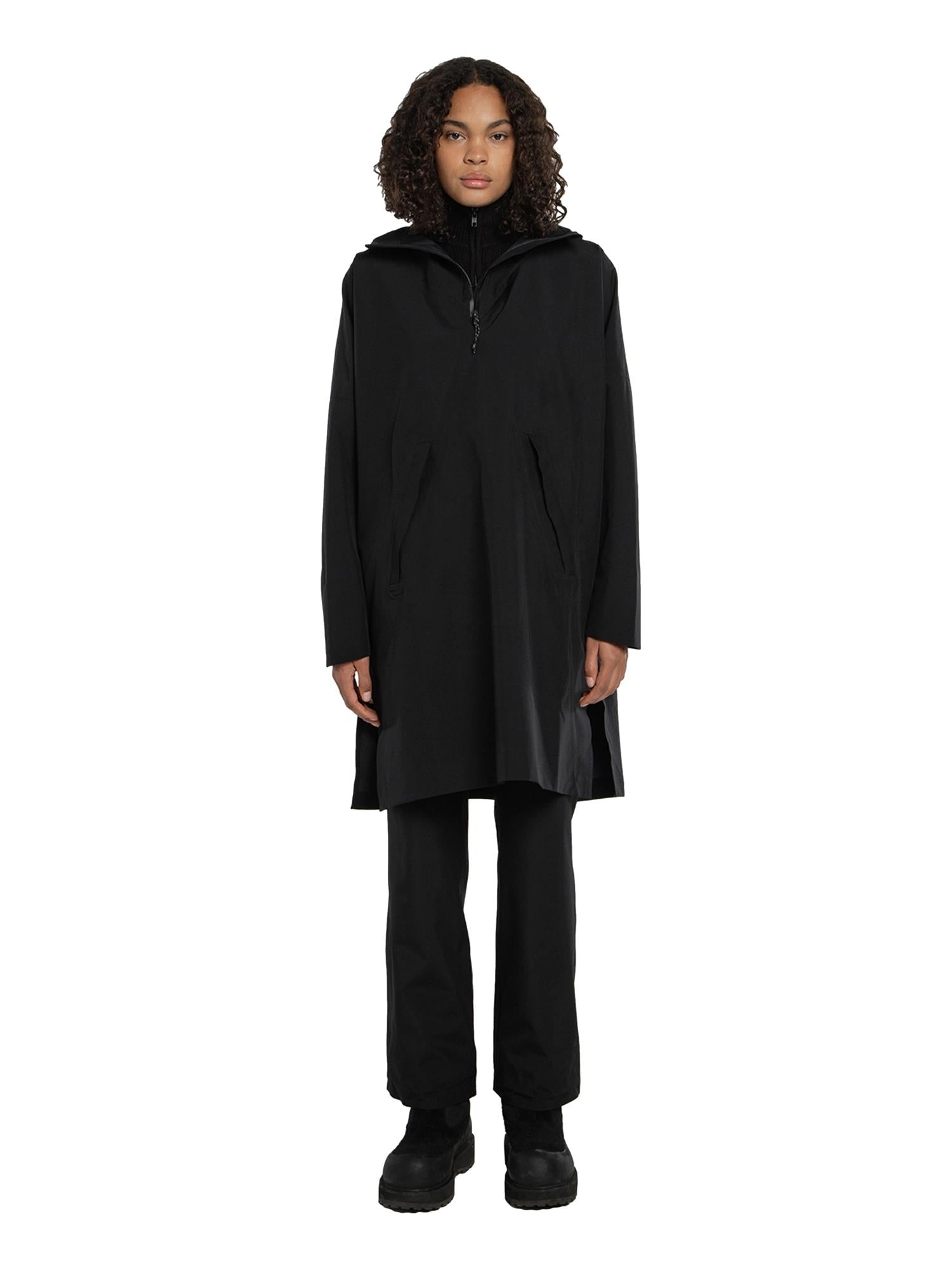 Blæst Aalesund Poncho Black Jakke Sort - modostore.no