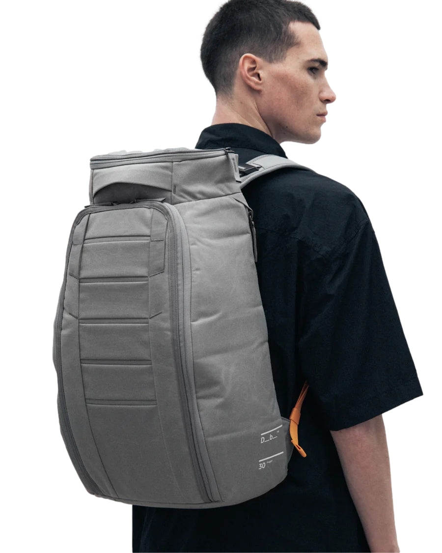 Douchebags DB Hugger Backpack 30L Sand Grey Sekk Grå - modostore.no