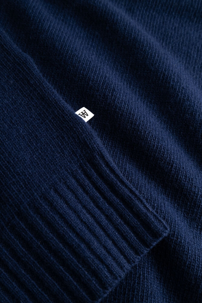 Blå Wood Wood WW Tal crew neck-genser med rund hals og komfortabel passform, vist på modell.