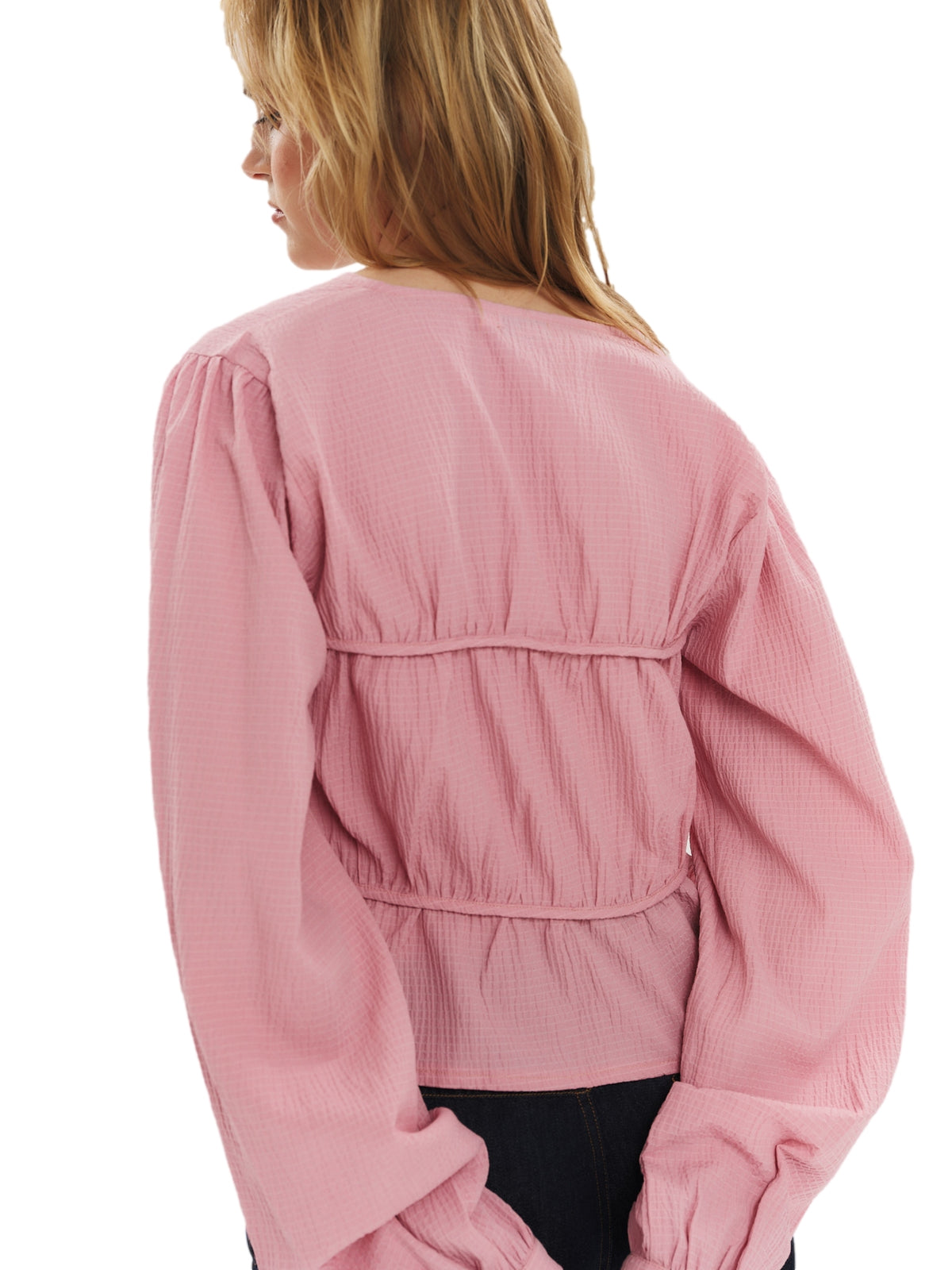Rosa stripet Once Untold Indiana String Bluse topp med langermede, myk stoff, perfekt for casual antrekk.