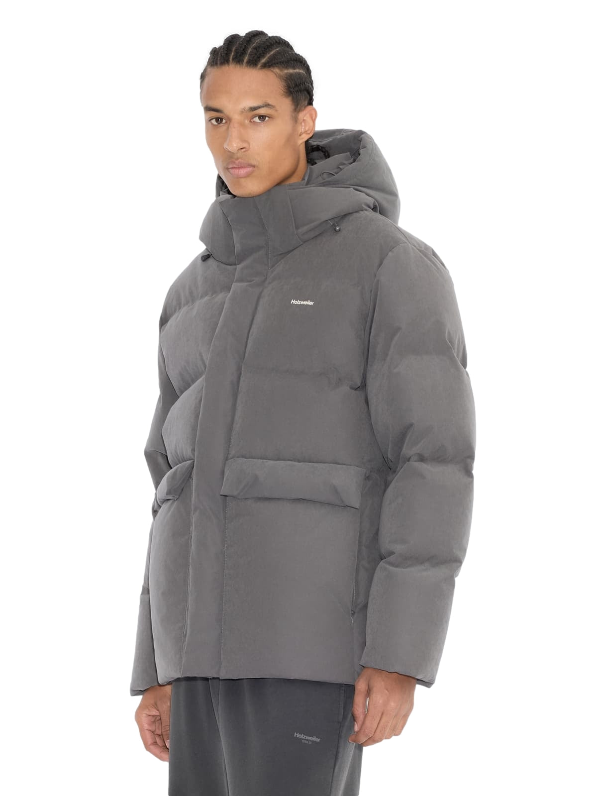 Holzweiler Dovre børstet dunjakke i grå med glidelås og hette, vist på modell. Komfortabel og stilfull vinterjakke.
